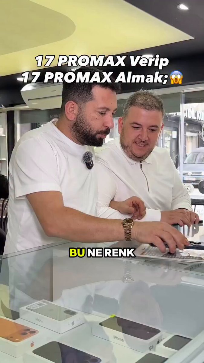 Fenomen Azad Yılmaz Kullandığı lacivert iPhone 17 Pro Max’i beğenmeyip telefonunu turuncu renkle değiştirdi. “Kızlarla otururken herkes turuncu koyuyor masaya.”