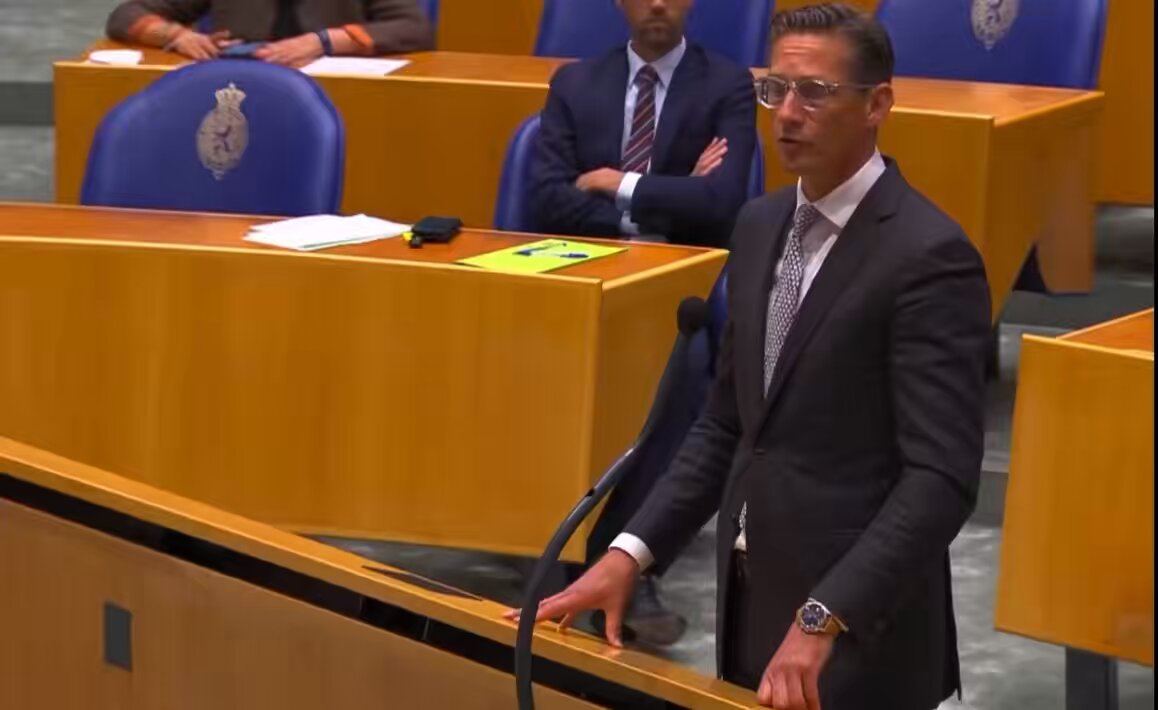 En onze premier Rob Jetten Rob Jetten snapt niet hoe je met kernenergie een huis kan verwarmen. Tweede kamer, 9 mei 2022.