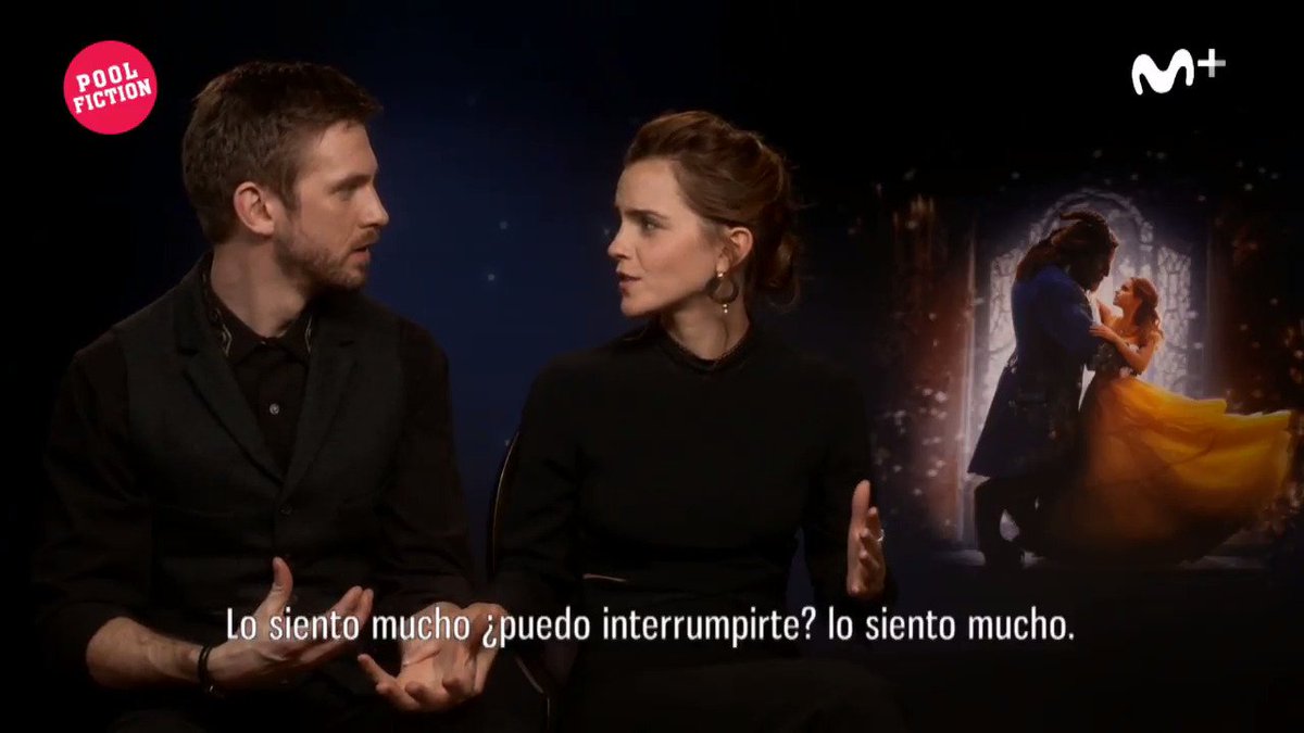 Emma Watson interrumpe una entrevista para limpiar a la reportera una mancha de bolígrafo en la barbilla. Maravillosa.