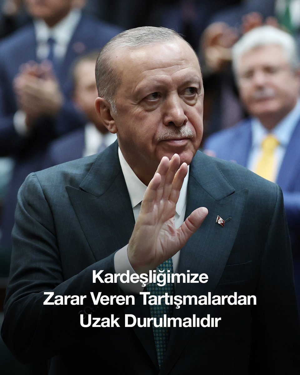 Son günlerde sosyal medyada mezhepçiliğin körüklendiğine, asırlık tartışmaların yeniden ısıtılmak istendiğine şahit oluyoruz. Savaşın bir cephesi olarak gördüğümüz bu tehlikeli tartışmalara karşı hem milletimizi hem de bölgedeki tüm kardeşlerimizi dikkatli olmaya çağırıyorum.