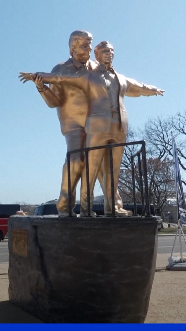 Une statue parodique inspirée de "Titanic" de Donald Trump et de Jeffrey Epstein installée à Washington D.C.