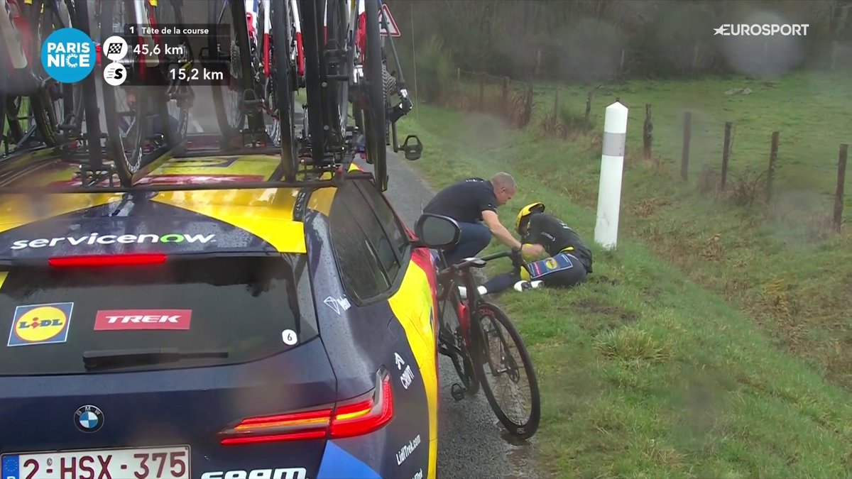 La imagen de Juan Ayuso retorciéndose de dolor en el suelo tras verse involucrado en una dura caída. #ParisNice