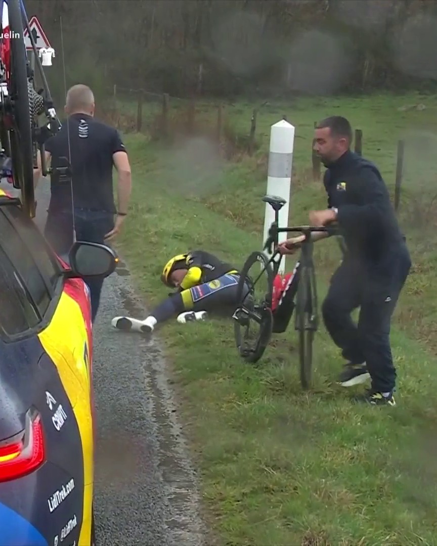#ParisNice perd son maillot jaune ! Victime d'une chute, Juan Ayuso est contraint à l'abandon lors de la 4e étape pluvieuse entre Bourges et Uchon #LesRP