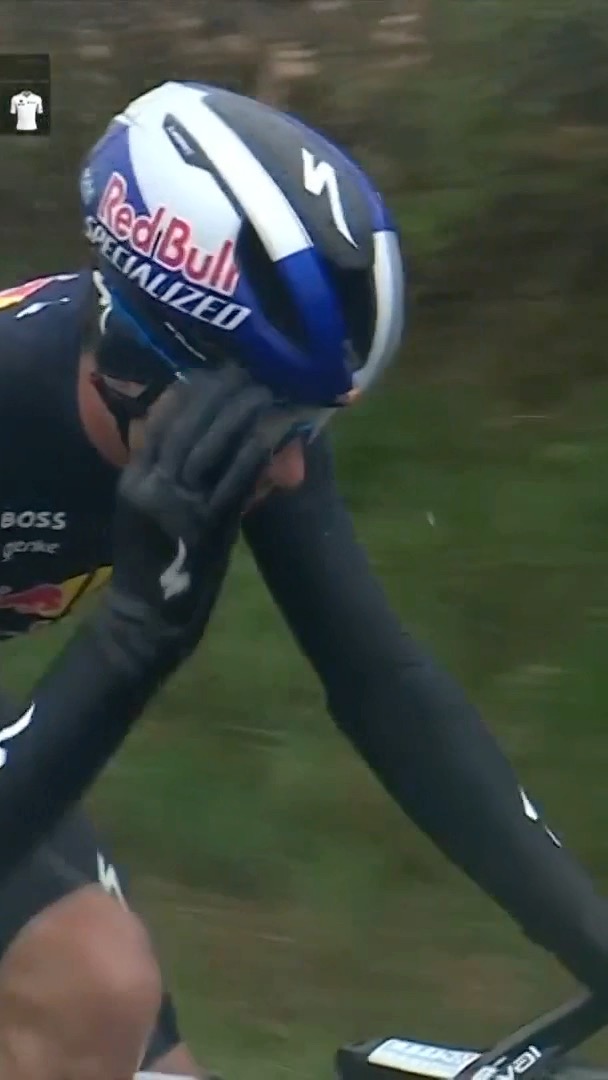 Salute after a big shift on the front 🫡 Mick van Dijke peels off and leaves Danny Martinez with just Tim van Dijke for company... and don't forget Jonas Vingegaard 💪