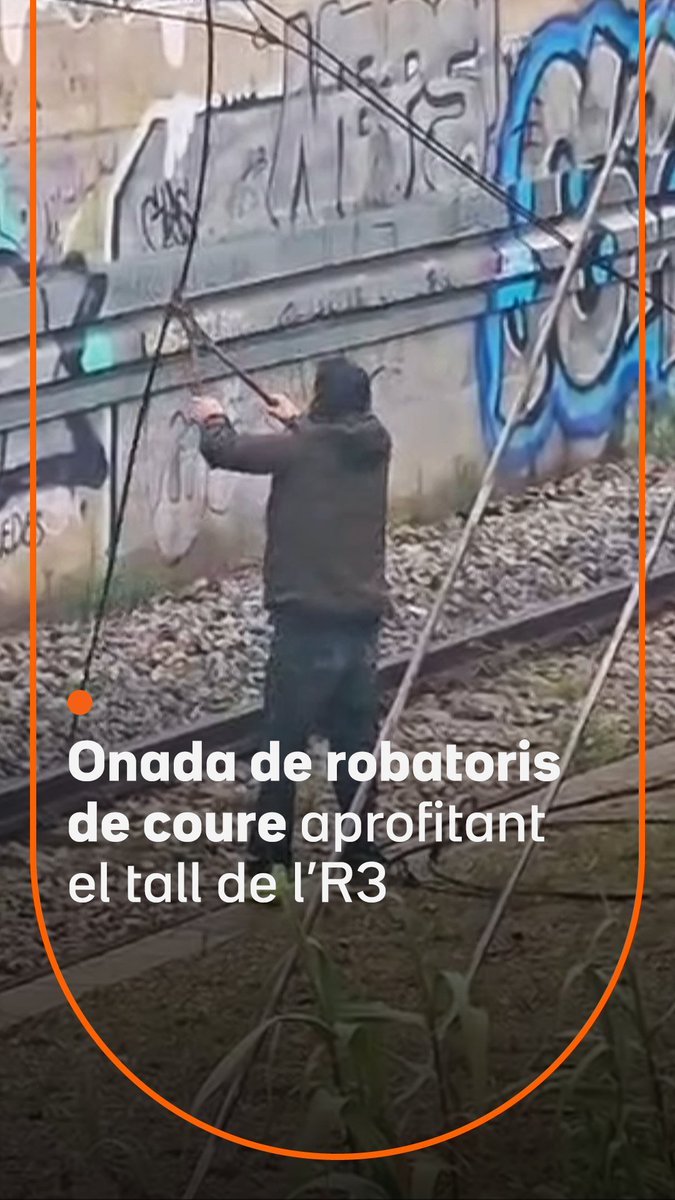 Des que van començar les obres a l'R3, els robatoris de coure a Montcada i Reixac s'han multiplicat a totes hores aprofitant que els trens no hi circulen. Alguns veïns han enxampat els lladres a plena llum del dia Imatges: Crónica Global