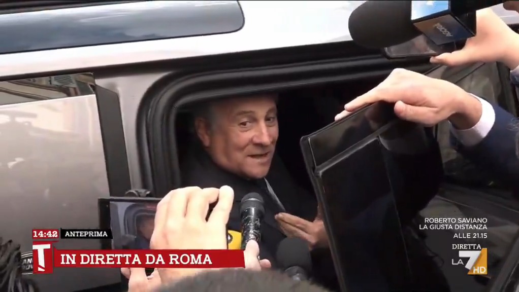 - Dovrebbe dimettersi il capo di Gabinetto? • Che c'entra? Rispondi su Gratteri - Noi siamo i giornalisti, è lei che deve rispondere • Io faccio le domande a voi perché sono anche giornalista #Tajani
