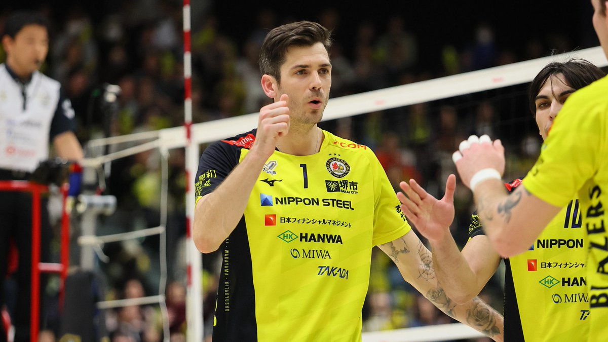 #SVLeague 🇯🇵: DOING IT ALL! 😲 Team USA legend Matt Anderson 🇺🇸 delivers a big dig and block for Japan’s Nippon Steel Sakai Blazers in a rally against the Suntory Sunbirds Osaka. The Blazers swept the league-leading Sunbirds twice over the weekend, with Anderson back in the lineup after missing a few matches. 📺 Catch all the action on VBTV: 🏐 #Volleyball