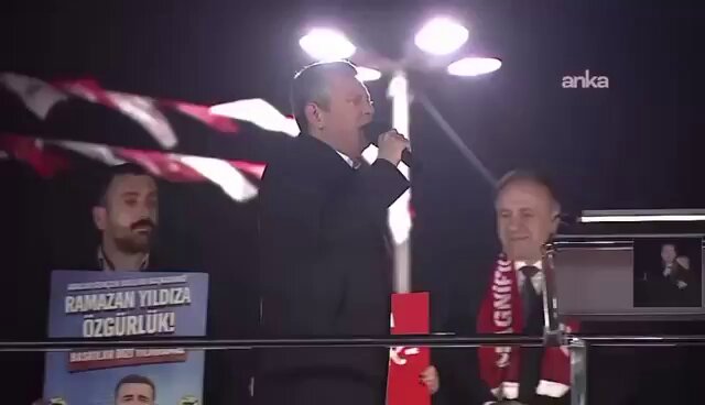 CHP lideri Özgür Özel: “Sen birine hırsız dersin eğer gerçekten hırsızsa sokağa çıkamaz ama değilse de iftirayı atan halkın arasına karışamaz. Bak ben buradayım, Anadolu’nun her yerindeyim ve insanların gözünün içine bakıyorum.”