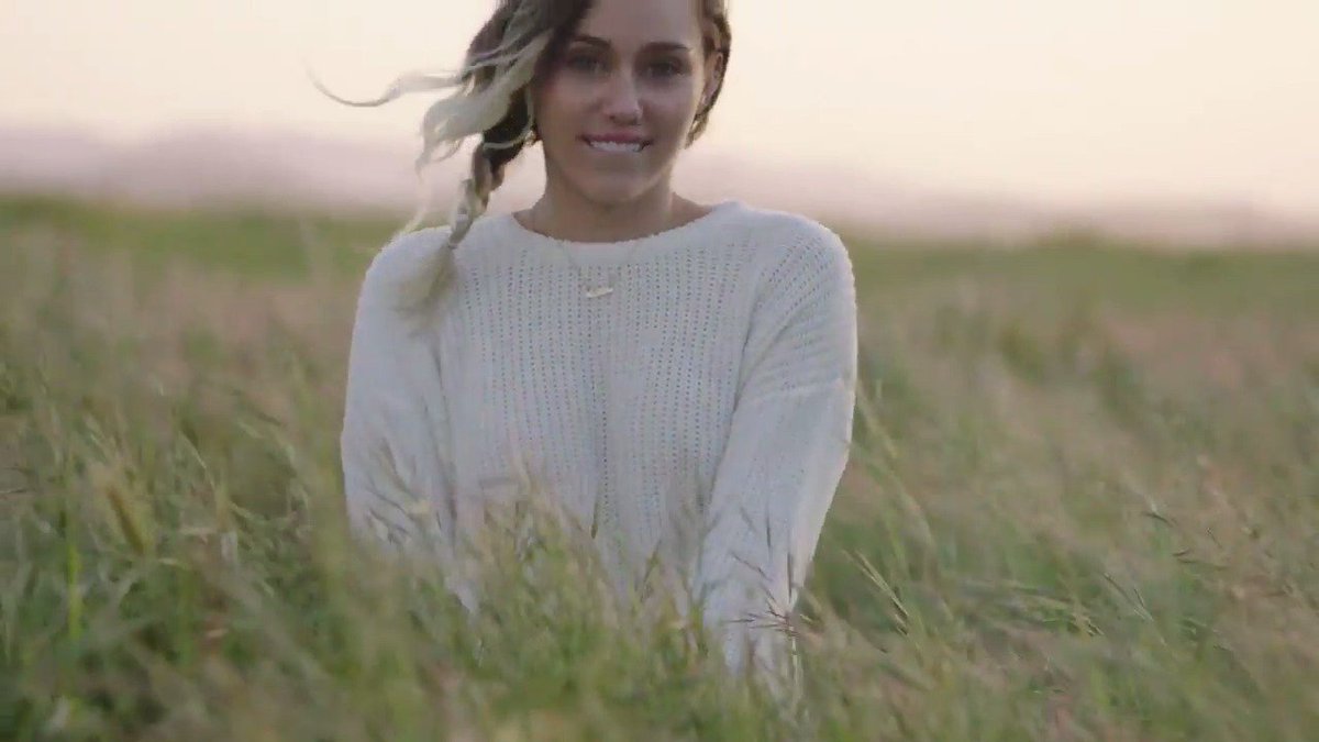 “Malibu” by Miley Cyrus has now surpassed over 900 MILLION streams on Spotify. — It’s her 7th song to achieve this milestone.