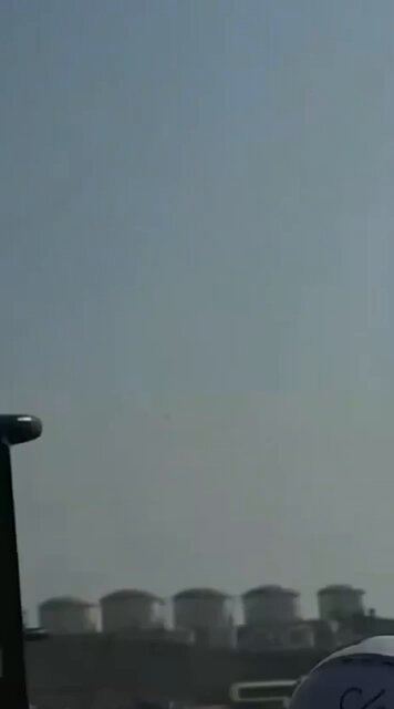 Crazy video of the moment when an Iranian Shahed 136 drone hit an Oil Storage Facility at the Salalah Port of Oman earlier today.