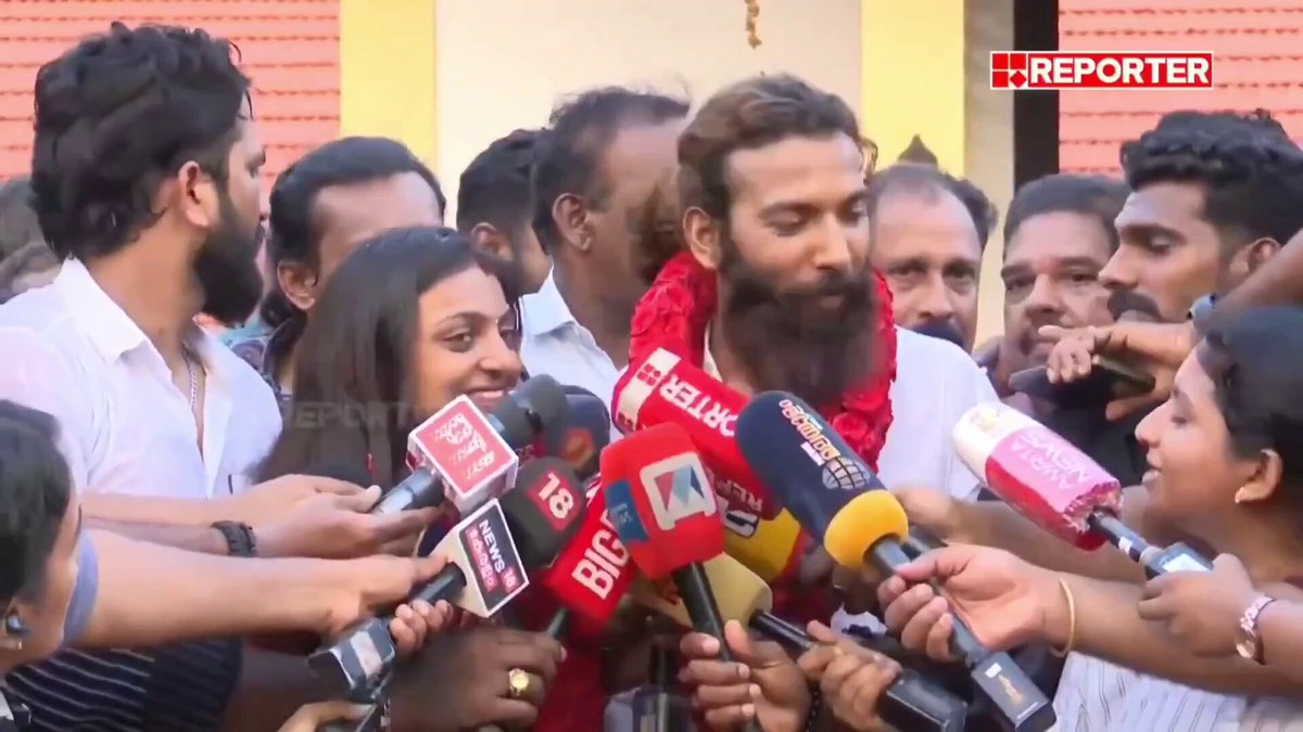 They have known each other for just 6 months, not 1.5 years as previously believed! 😱😳 Within 6 months, Islamists trapped her and forced her into marriage. See how fast the Love Jihad mechanism works. During the Kumbh Mela in Prayagraj, she said she would marry whoever her parents chose. Now she claims her father did not approve this marriage, so she ran away and got married.