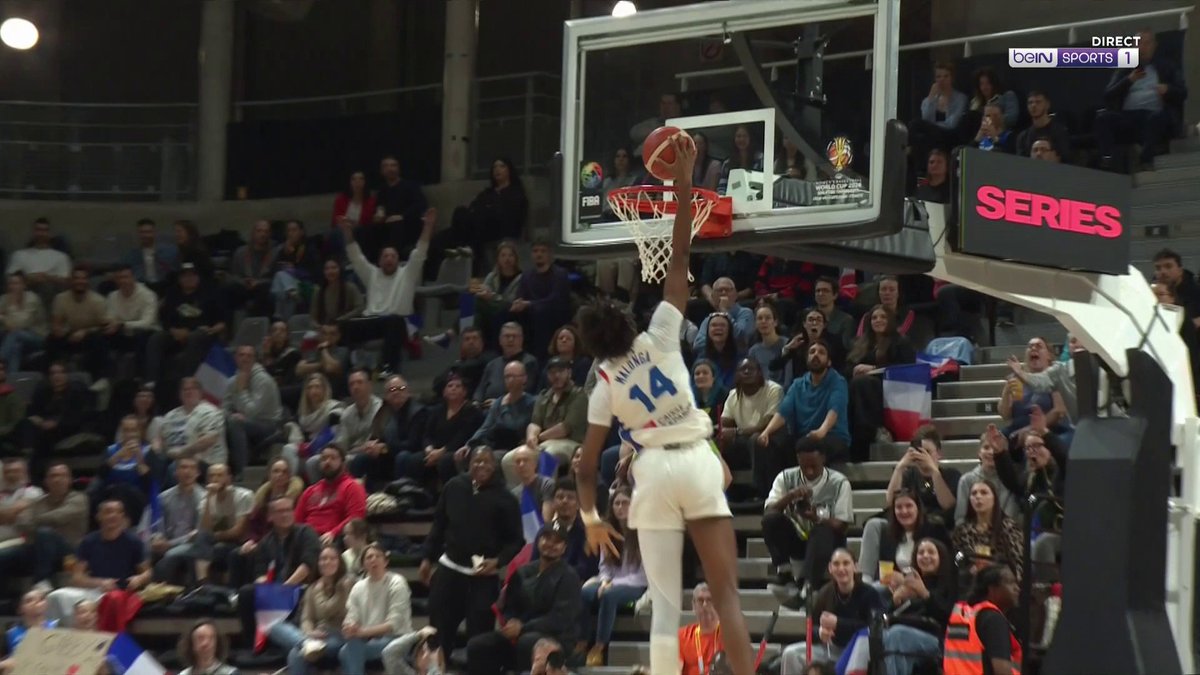 ET BOUUUUM 💥 Le gros dunk de Dominique Malonga qui écrase tout dans le cercle 💪 Son premier avec l'équipe de France 🤩🇫🇷 #FRAPHI
