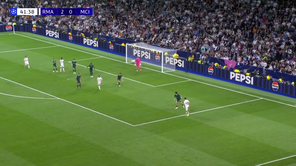 Federico Valverde está demasiado loco, miren cómo hace sombrerito cerca del área chica y después anota un golazo para su hat-trick contra el Manchester City. La mejor noche de su vida.