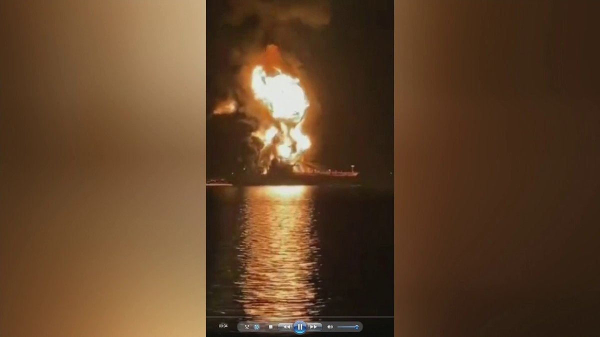 مصادر عراقية: اشتعال النار بناقلات نفط بالمياه الإقليمية العراقية جراء هجوم عليها قناة العربية