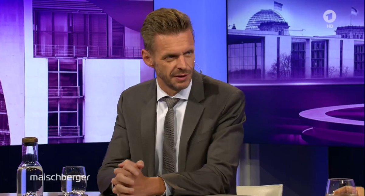Die #CDU zeige sich nach der Wahl in Baden-Württemberg als „extrem schlechte Verlierer”, sagt Florian Schroeder (Florian Schroeder). „Der Begriff #Schmutzkampagne ist einer, der völlig an der Sache vorbeigeht” und es finde gerade „eine Täter-Opfer-Umkehr” statt. #maischberger