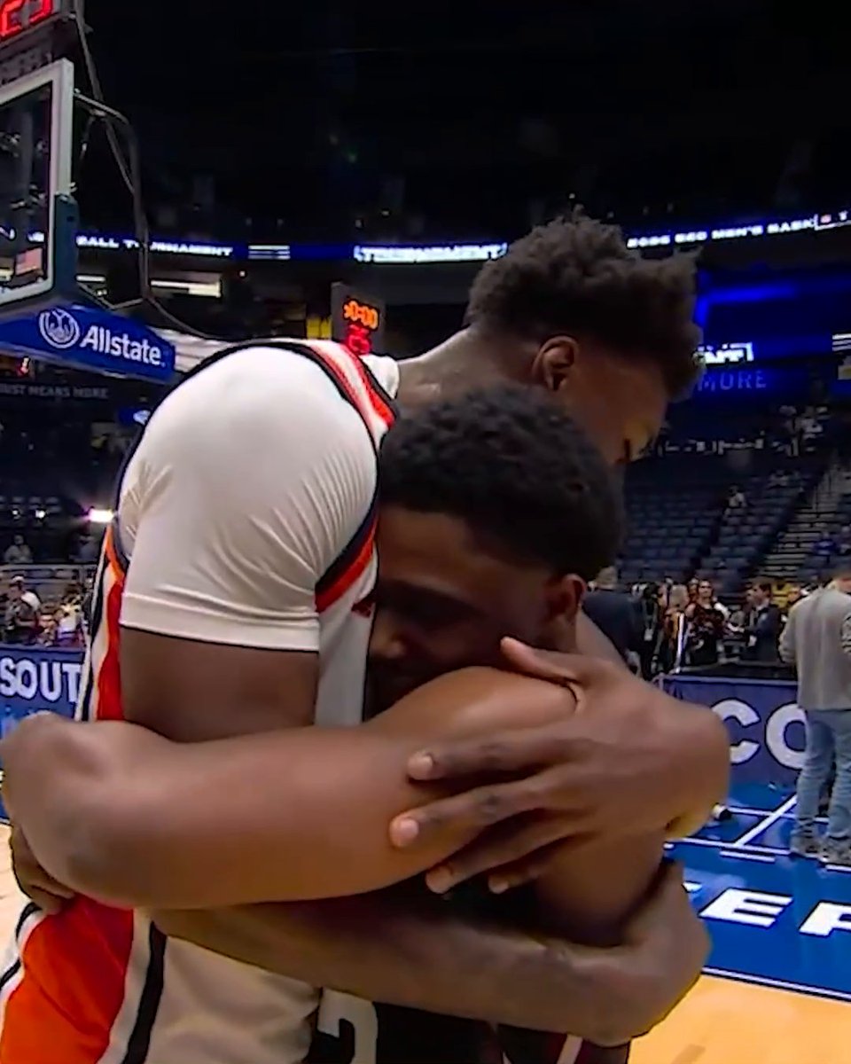 This moment between KeShawn Murphy and Josh Hubbard 🤝