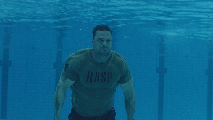 Alan Ritchson really held his breath underwater for 2 minutes while shooting this WAR MACHINE scene 😱
