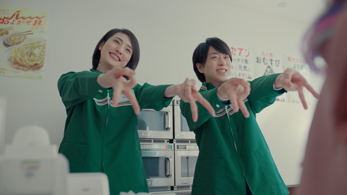 ———————————————— 📢「朝セブン最高サンドイッチ篇」 オンエア中🍞📺 ———————————————— 新CMに新しく登場しているエルフ 荒川さん、 相葉雅紀さんを見て、何か見つけたご様子です👀 是非新CMをチェックしてね！ ※北海道除く全国で放映。 #なにがあるかなセブンイレブン #朝セブン