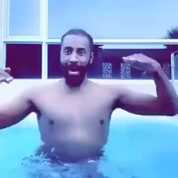 تنتظر طلبية العيد على احر من الجمر مندوب التوصيل عند مضيق هرمز