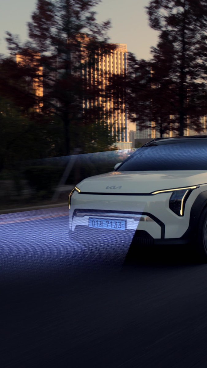 Driving conditions change constantly. Smart Regeneration System analyzes traffic flow and navigation data to automatically adjust regenerative braking for smoother deceleration.