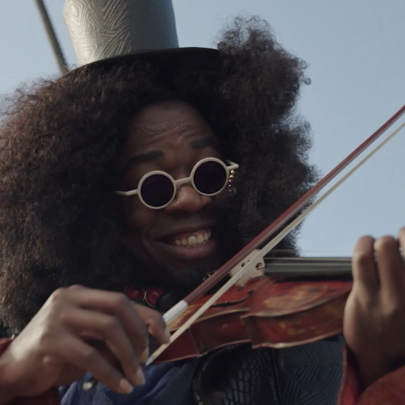 🎵ビンクスの酒を届けにゆくよ〜🎻 ラブーンも大好きな 「ビンクスの酒」🐳🎶 Netflixシリーズ実写版 『ONE PIECE』シーズン2 「INTO THE GRAND LINE」 独占配信中！ #実写のワンピ #ネトフリワンピ #ONEPIECE