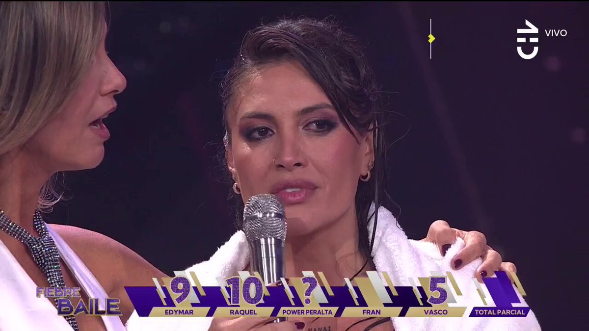 Se sacaron esta polémica del hoyo entre Faloon y Karen Paola... Una falta de respeto para los que queremos ver bailes 🙄 #FiebreDeBaileCHV
