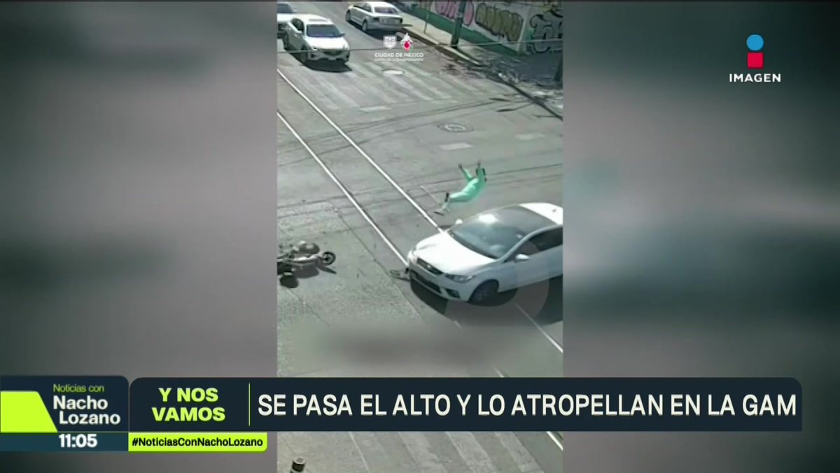 Este es el momento en que un automovilista embistió a un hombre que iba a bordo de una bicicleta eléctrica en la alcaldía Gustavo A. Madero. #CDMX. El afectado se pasó el alto lo que provocó el choque. Cámaras del #C5 captaron el momento: