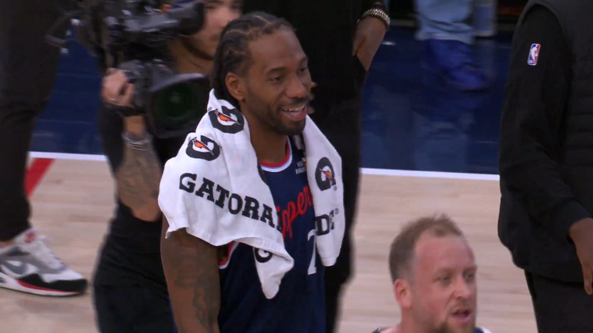 "Hey, a fight." Kawhi's reaction to Clippers-Wolves scuffle end of game 😭
