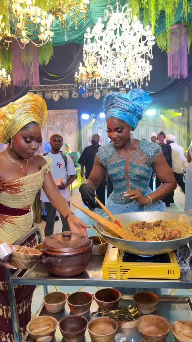 In my entire life, this is the first time I saw a Bride collecting food at her own wedding 🤣🤣🤣 Simple life 😁