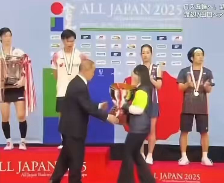 バドミントン渡辺勇大🏸 田口真彩ちゃんにトロフィーを譲るだけじゃなくて、握手するとき落ちないようにさり気なく支えてあげてるの優しすぎる。 こういうのが当たり前みたいにできる人、モテる。
