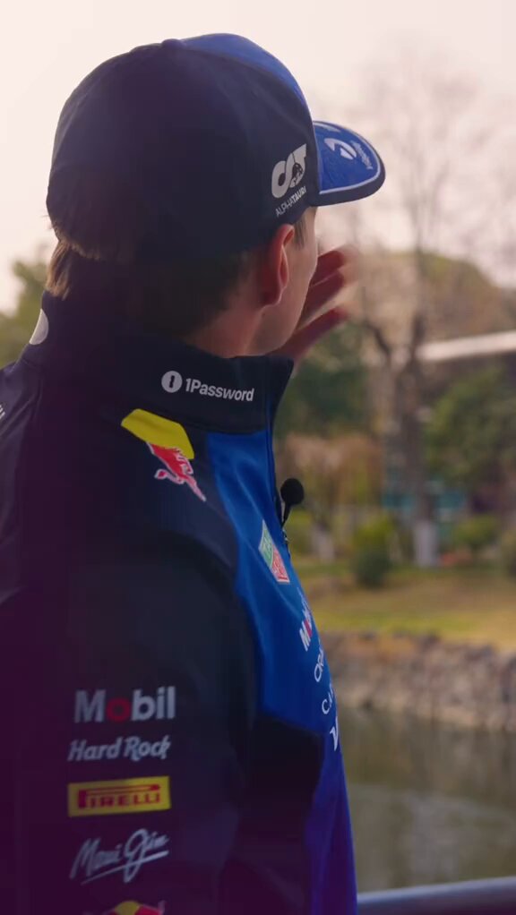 max is blowing kisses to kimi and he’s sending hearts back😭😭😭 i love them so much