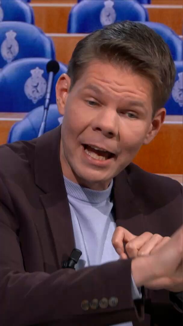 Victor Vlam denkt dat de grijze haren van Rob #Jetten nep zijn. Kijk de hele aflevering van #nieuwsvandedag terug: