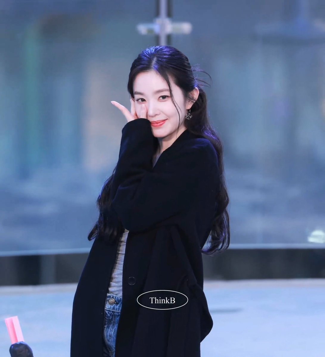 they asked irene to sing one second of biggest fan and she literally sang exactly one second 😭😭😭