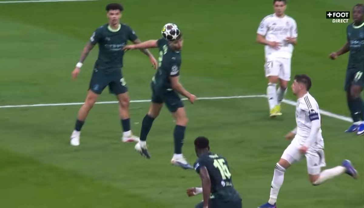 Si esto lo hace Pedri en campo propio contra el Alavés en la vigesimocuarta jornada de liga es talento, magia y el mejor medio del mundo, pero como lo ha hecho Fede Valverde para marcar en unos octavos de Champions contra el City de Guardiola es suerte