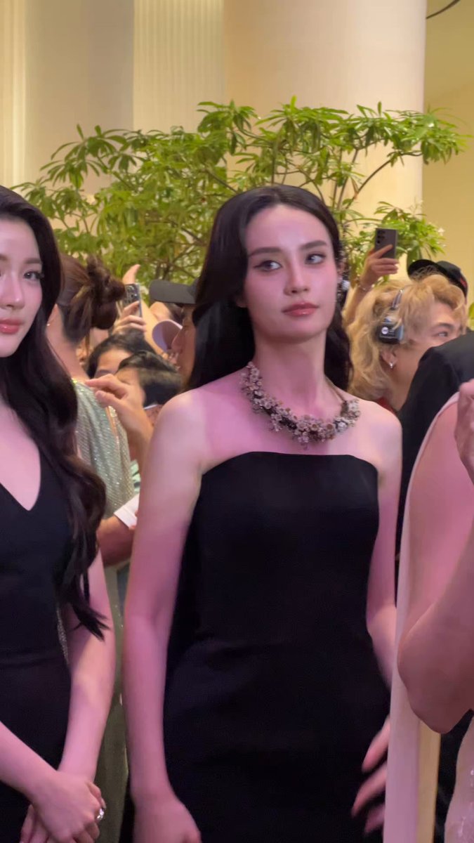 ทุกคนแอดส่องสุดๆ แล้วค่าา คนเยอะมากแต่น้องๆ สวยมากเลยค่า GINNY JAYNA 9ENT X SIAM PARAGON #9entawards2026xGINJAY #9entawards2026xSIAMPARAGON