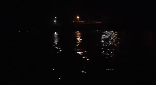 米国企業所有のタンカーSafesea Vishnuがイランの自爆無人艇or潜水艇の攻撃を受けた瞬間。イラクのBasra近郊で原油を積んで出港直後だった。もう1隻Zefyros（ギリシャ企業所有）もイラク領海内で攻撃を受け炎上。インド人乗組員1名が死亡している。