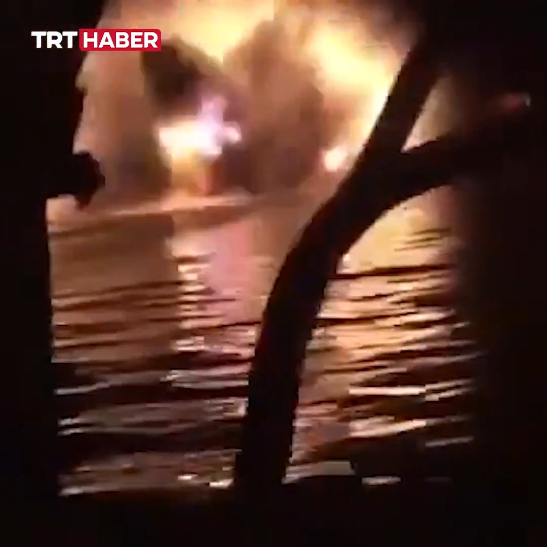 İran’ın Hürmüz Boğazı'nda ABD'ye ait bir petrol tankerini vurduğu anlar.