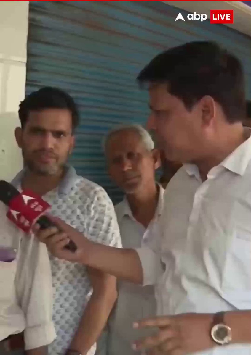 'चार दिन से ढंग का खाना नहीं खाया, दही-चूड़ा से पेट भर रहे हैं' - ये कहते हुए एक व्यक्ति भावुक होकर आगे बोला: ब्लैक में 10-10 सिलेंडर दे रहे, हमें एक भी नसीब नहीं है देश की जनता बेहाल है और नरेंद्र मोदी ने लोगों को उनके हाल पर छोड़ दिया। जिम्मेदारी से भागना नरेंद्र मोदी की पुरानी आदत रही है।