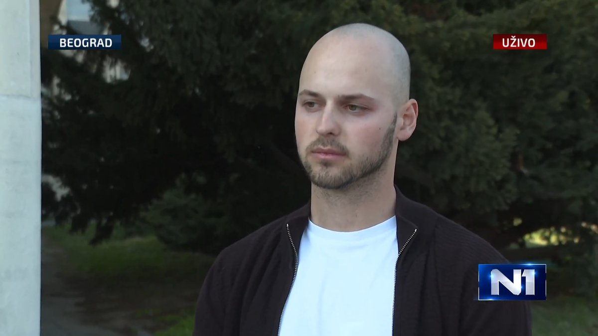 Student Mašinskog fakulteta Luka Pesic, koji je danas priveden, dao je izjavu policiji u svojstvu građanina u prostorijama MUP Srbije u Palati Srbija. Kako je advokatica studenta Ljiljana Borović Marjanović kazala ranije za N1, na teret mu se stavlja krivično delo ugrožavanje sigurnosti. Luka je rekao da je razlog privođenja lepljenje nalepnica sa likom načelnika UKP Marka Krička, po Voždovcu, tokom protesta letos. "Ne znam tačno o kojim nalepnicima je bila reč i šta je pisalo na njima, pa ne znam da li sam lepio", naveo je Luka u izjavi za N1.