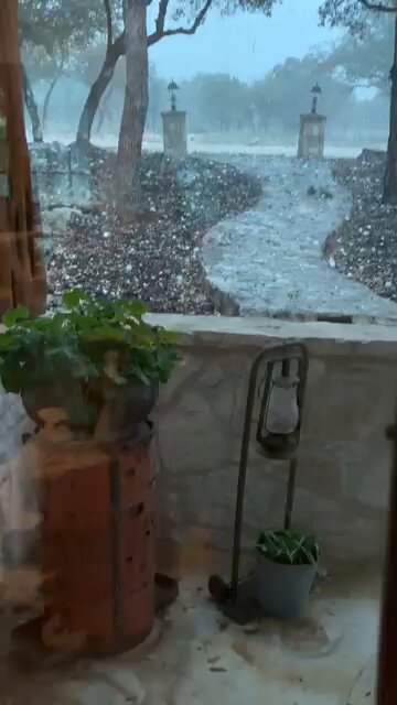 Huge, softball-sized hail hit the small town of Leakey, Texas, United States,on Tuesday. 🎥 Rhonda Hinote