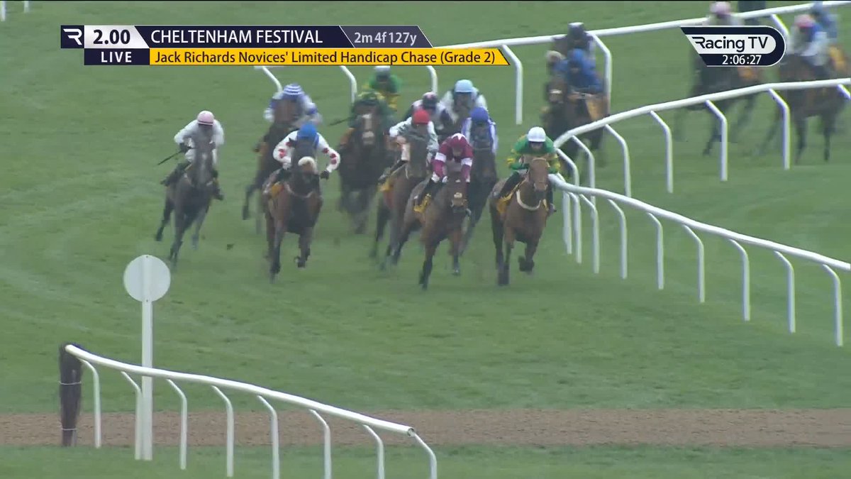 What a LEAP at the last 🙌🏼 Meetmebythesea wins the Jack Richards Novices' Chase for Ben Pauling under a brilliant ride by Ben Jones!
