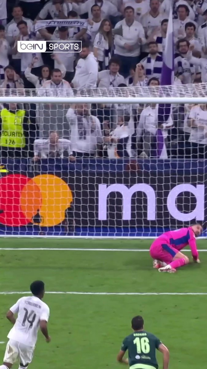 فينيسيوس يهدر ركلة الجزاء وربما سيندم عليها في مباراة الإياب ⚽⏱️ والسؤال هنا… على طريقة أي نجم تم تنفيذها؟ 🤔 #دوري_أبطال_أوروربا #ريال_مدريد