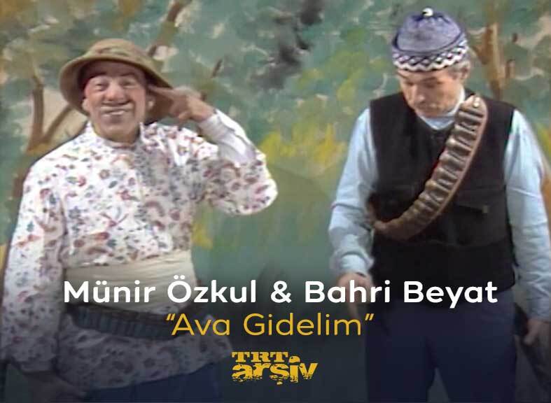 “Aslan dediğin kedinin biraz irisi.” 🦁 Tiyatromuzun usta isimleri #MünirÖzkul ile #BahriBeyat sahnede. 🎭