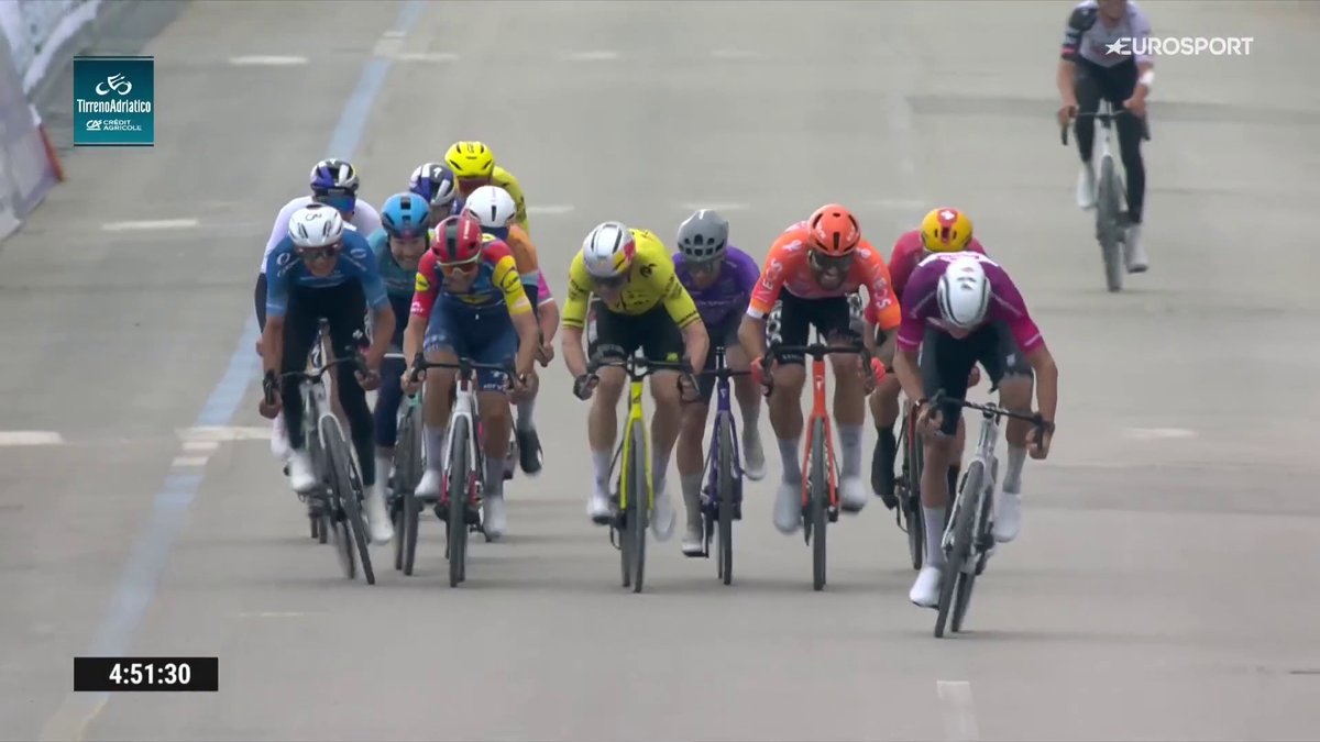🚴🇮🇹 | Mathieu van der Poel blijft ons verbazen. Hij rijdt het gat zelf dicht en begint dan meteen maar aan een sprint van 300 meter. Ook op het vlakke is de Nederlander iedereen de baas. 💪 Wielrennen 👀 HBO Max