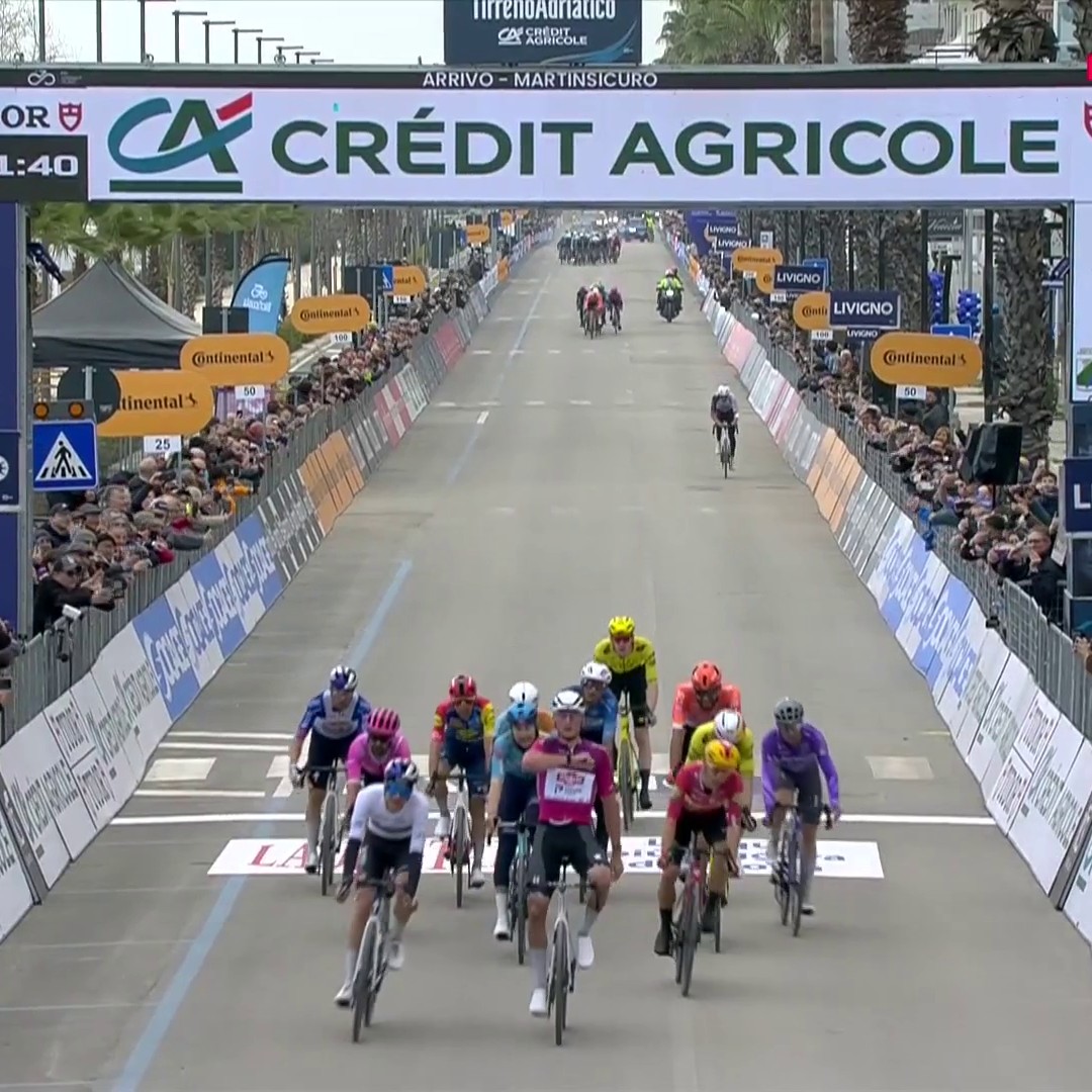 Mathieu van der Poel a lancé aux 300 mètres pour aller chercher la victoire sur cette 4e étape de #TirrenoAdriatico. Wout van Aert a fait 2 efforts dans le dernier KM avant le sprint. 2e, Giulio Pellizzari prend le maillot de leader.