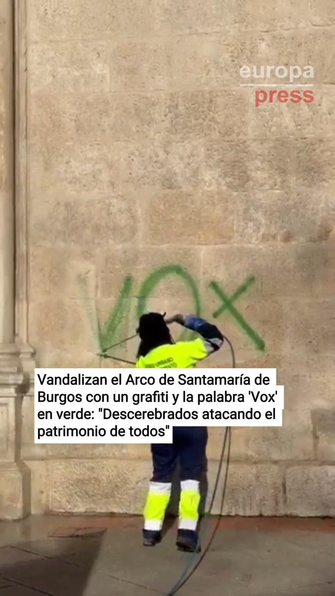 Vandalizan el Arco de Santamaría de Burgos con un grafiti y la palabra 'Vox' en verde: "Descerebrados atacando el patrimonio de todos"