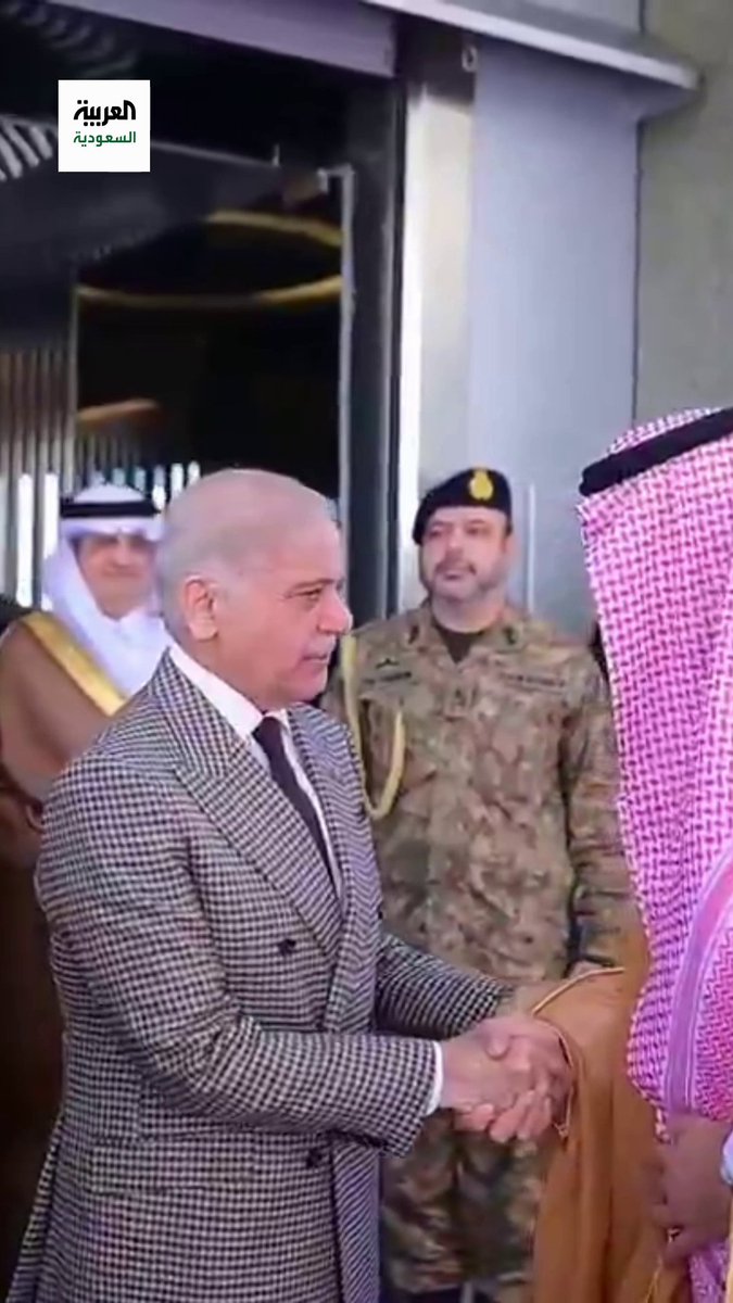 رئيس الوزراء الباكستاني محمد شهباز شريف يصل إلى جدة في زيارة عمل، وسيلتقي ولي العهد السعودي الأمير محمد بن سلمان.