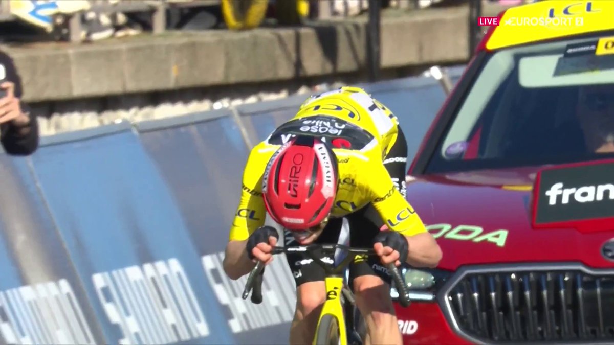 El beso al manillar y recuerdo de Vingegaard a su mujer y su hija al ganar. #ParisNice