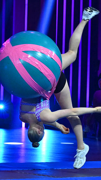 The most bounce forward-somersaults with an exercise ball in one minute - 41 achieved by Merle Loosen (Germany) 🤸
