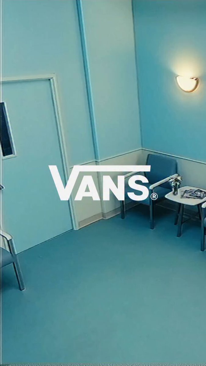 HAYLEY WILLIAMS É OFF THE WALL! A coleção 'Authentic', da Vans, com campanha estrelada por Hayley, chega ao Brasil no dia 16 de março 📅